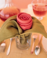 Как правильно сложить салфетку в форме розы?