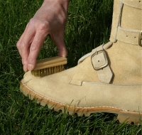 Как чистить замшевую обувь